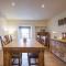 5 Star Cottage on the Green with Log Burner - Dog Friendly - Austwick