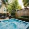 Walk to Bars and Restaurants, 2 mi from Stadiums and Theaters, Great for Groups - Houston