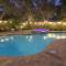 Zula Life Beach House, Sleeps 16, Private Heated Pool and Spa, 4min Walk To The Beach, Pets Welcome, Fenced Yard - ديستين