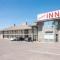 Riverland Inn & Suites