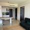 Stylish 2 Bedroom Penthouse Apt, Newly Refreshed, 50 Mbps, Pool, Gym, Resto - 库塔
