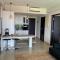 Stylish 2 Bedroom Penthouse Apt, Newly Refreshed, 50 Mbps, Pool, Gym, Resto - 库塔