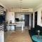 Stylish 2 Bedroom Penthouse Apt, Newly Refreshed, 50 Mbps, Pool, Gym, Resto - 库塔