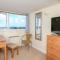 4 Lyndhurst