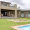 Stone`s Throw Manor - Muldersdrift