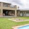 Stone`s Throw Manor - Muldersdrift