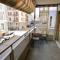 Comfortable, very well located between train station and lake!
