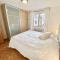 Comfortable, very well located between train station and lake!
