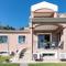 Villa Renata -Pool, Large Garden & Free Parking, 2 Minutes Walk from The Beach