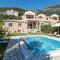 Villa Renata -Pool, Large Garden & Free Parking, 2 Minutes Walk from The Beach