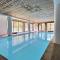 LEnchalpe, Grand et lumineux studio avec coin montagne 5 personnes, 60m des pistes, PISCINE COUVERTE, WIFI, grand balcon expo EST, DRAPS NON COMPRIS