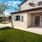 Villa Art Renata with Pool & Sauna - 罗维尼