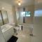 Residential two-bedroom unit on The Strand, self-check in, free Wi-fi - Townsville