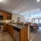 Comfortable & Spacious 2 Bedroom Condo unit in Mountaineer Square condo - كريستيد بات