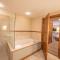 Comfortable & Spacious 2 Bedroom Condo unit in Mountaineer Square condo - كريستيد بات