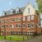 NEWLY RENOVATED, Chestnut Court, 2-Bedroom Apts, Private Parking, Fast Wi-Fi - Leamington Spa