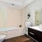 Toru - Eclectic Apartment with Delightful Lake Views