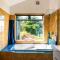 CrossTrees Chalet - Seaview - Waiheke Holiday Unit