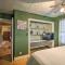 Stylish Suburban Getaway, 10 Miles to Royal Mtn!