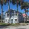 Atlantic Shores Getaway steps from Jax Beach Private House Pet Friendly Near to the Mayo Clinic - UNF - TPC Sawgrass - Convention Center - Shopping Malls - Under 3 Hours from DISNEY - Jacksonville Beach