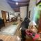 Lumiar linda vista das montanhas, com lareira, churrasqueira, wifi, Tv a cabo, casa ampla, arejada jardim pertinho do centro de Lumiar e de cachoeiras