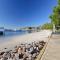 2 11a Christmas Bush Avenue - fantastic pet friendly townhouse close to Dutchies Beach with Wi-Fi and Air Con