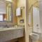 Quality Inn Russellville I-40