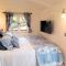 Yew Tree View Luxury Shepherd's Hut - Sturminster Newton