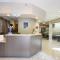Days Inn & Suites by Wyndham Airport Albuquerque