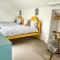 Holly Tree Cottage - 3 bedrooms and large garden with optional glamping double outside - Lymington