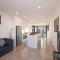 ✿Stylish Townhouse; with King Bed, NBN, Netflix, WIFI