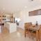 ✿Stylish Townhouse; with King Bed, NBN, Netflix, WIFI