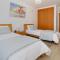 3-Bedroom Apt Sleeps 6 Pool Gym & Jacuzzi