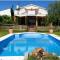 Paradise Villa in Mirandilla with Pool and Jacuzzi