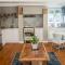 Modern Spacious Cottage with Hot Tub, Flora Studio