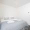 Dwellcome Home Ltd 2 Bedroom King & Double Central Apartment, Free Allocated Barrier Secured Parking Space at rear entrance & Fast WIFI, Ideal for long term contractor, corporate, etc stays, Regular housekeeping option - see our site for assurance - Aberdeen