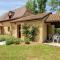 Charming gîte with pool in Vézac - بيناك إي كازوناك
