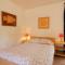 Charming gîte with pool in Vézac - بيناك إي كازوناك