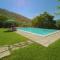 Holiday house overlooking lake near Tuscany