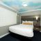 Hollywood Palms Inns & Suites