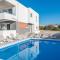 Dino 2 luxury apartment with pool