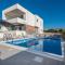 Dino 2 luxury apartment with pool