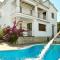 4 bedrooms appartement with private pool enclosed garden and wifi at Canyelles 6 km away from the beach