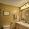 Cozy Bellaire Condo with Balcony - 3 Mi to Skiing!