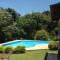 Alugo linda casa de campo perto de São Paulo com ótimo jardim, piscina e lareira. - Sará-Sará