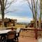 2 BR Cabin with Hot Tub, Deck, Fire Pl - بانير إلك