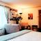 Kokomo INN Bed and Breakfast Ottawa-Gatineaus Only Tropical Riverfront B&B on the National Capital Cycling Pathway Route Verte #1 - for Adults Only - Chambre dhôtes tropical aux berges des Outaouais BnB #17542O
