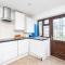 Dagenham Self Catering 4BedHouse sleeps up to 8 with Free Wifi and Free Parking - Dagenham