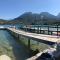 Logement atypique avec vue unique panoramique sur le lac d’Annecy, dans une résidence avec plage et ponton privée sur la commune de Duingt (Rive gauche du lac).