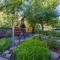 Spacious apartment in Stari Grad, 80 m², serene garden